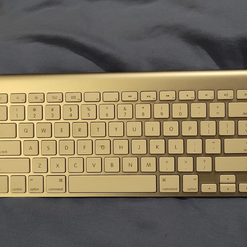 Like-New APPLE Wireless Keyboard - Picture 5 of 9